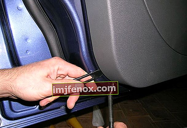 Ford Focus 2 priekšējo durvju apšuvuma noņemšana