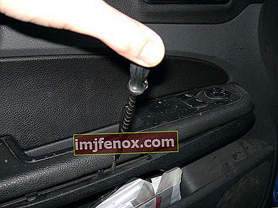 Demontáž lakťovej opierky predných dverí Ford Focus 2