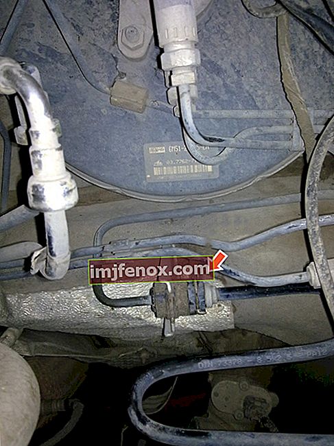 Fjernelse af koblingshovedcylinderen på Ford Focus 2